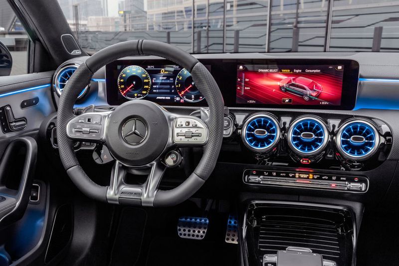 Der Arbeitsplatz im neuen Mercedes-AMG A 35 4Matic. (Mercedes)