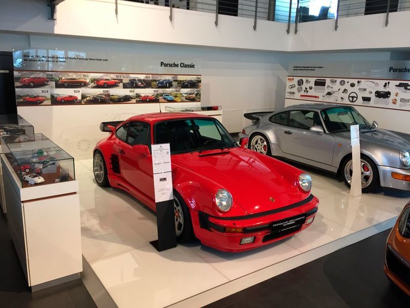 Natürlich kann man im Porsche-Zentrum auch Autos kaufen. Im Classic-Bereich konnten  Interessenten im März 2017 zum Beispiel diesen roten 911 Turbo für rund 160.000 Euro in Augenschein nehmen. (Faust / »kfz-betrieb«)