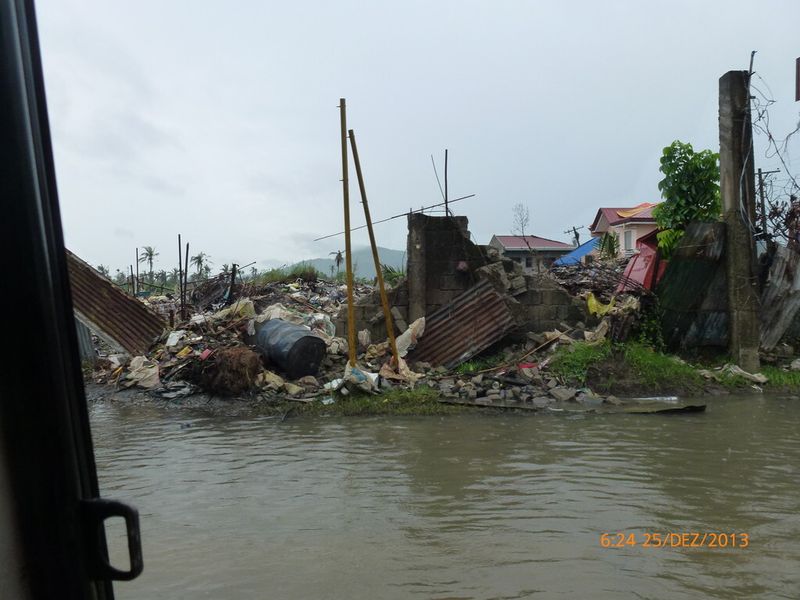 In Tacloban kommen zu den Trümmern und Verwüstungen noch überschwemmte Straßen. (Bild: Endter)