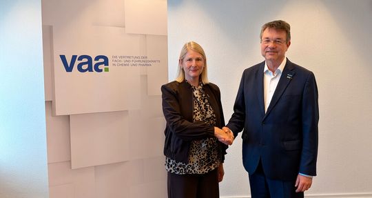 Verhandlungsführerin für den VAA war die 1. VAA-Vorsitzende Dr. Birgit Schwab, für den BAVC war Matthias Bürk Verhandlungsführer. (Bild:  VAA)