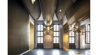 Der Parcours im Pavillon Dufour,
der vom Eingang bis zum neu
ausgebauten Auditorium im dritten
Obergeschoss des Gebäudes reicht,
wurde mit exklusivem, golden
beschichtetem Metallgewebe von
GKD gestaltet. (Bild: André Morin / Dominique Perrault Architecte, ADAGP)