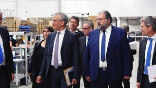 Beim Rundgang durch das Global Distribution Center von Rittal in Haiger gab Unternehmer Friedhelm Loh (l.) dem hessischen Wirtschaftsminister Al-Wazir (3.v.l.) einen Einblick in die Hochleistungslogistik für die Auslieferung von Schaltschränken und Systemkomponenten in die ganze Welt. Begleitet wurde er von Haigers Bürgermeister Mario Schramm (5.v.l.), dem Architekten Jens Freischlad (4.v.l.) und aus dem Bereich Logistik von Rittal Andreas Nögel (r.) und Robert Fenner (2.v.r.). (Rittal)