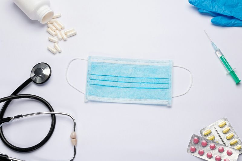 Alleen al in Duitsland produceert de gezondheidszorg jaarlijks bijna vijf miljoen ton afval, waarvan volgens schattingen 25 procent uit kunststofafval bestaat. Het doel van een door de Duitse Federale Milieustichting gesubsidieerd project van het testlaboratorium Hyg Cen in Schwerin is om uit dit afval hygiënisch onschadelijk gerecycled materiaal te produceren.(Afbeelding: Yehor Milohrodskyi)