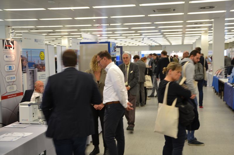 Impressionen der Lab-Supply Hamburg vom 29. Oktober 2019  Die letzte Lab-Supply Messe 2019 fand in der MesseHalle Hamburg-Schnelsen statt. Impressionen vom Messetag sowie einige Besucherstimmen finden Sie in dieser Bildergalerie. Die nächste Lab-Supply ist am 18. März 2020 in Frankfurt am Main. Lese-Empfehlung: Nachbericht zum erfolgreichen Auftakt der Lab-Supply in Wien. (LABORPRAXIS, C. Lüttmann)