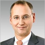 Titel, Name: Werner Baumann  Geburtsjahr, -ort: 1962 in Krefeld  Funktion: Mitglied des Vorstands  Firma: Bayer AG   Ausbildung:  Studium der Wirtschaftswissenschaften in Aachen und Köln   Berufliche Laufbahn: 1988 Eintritt in die Bayer AG (Werk Leverkusen) 1991 Wechsel zur Bayer Hispania Com, Barcelona 1995 Assistent der Geschäftsführung der Bayer Hispania Com 2003 Vorstand und Arbeitsdirektor Bayer HealthCare AG 2006 Vorstandsmitglied und Arbeitsdirektor von Bayer Schering Pharma  2010 Mitglied des Vorstands der Bayer AG, verantwortlich für Finanzen   Besonderes:  Vorsitzender der Bayer Business Services GmbH Vorsitzender der Bayer CropScience AG  Familienstand: verheiratet, vier Kinder (Bild: Bayer)