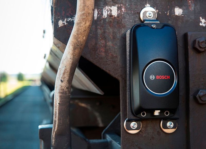 Über die Großserien-Hardware an jedem Güterwagen werden Informationen über die Position des Waggons und die Transportbedingungen mit dem Internet verbunden. (Bild: Bosch)