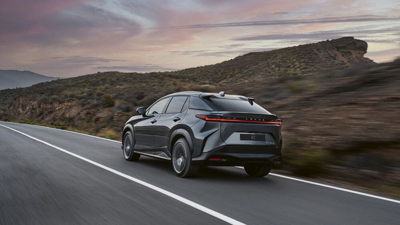 Technisch ist der 4,81 Meter große Crossover mit dem Toyota bZ4X nahezu identisch. (Bild: Lexus)