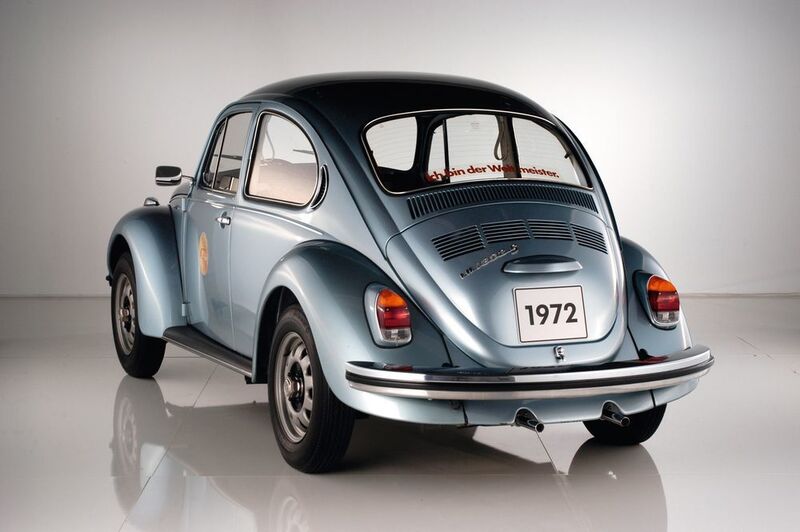 Am 17. Februar 1972 brach der Käfer den Produktionsrekord des Ford-T-Modells. Damit war der Käfer das am häufigsten gebaute Auto der Welt. Ein entsprechendes Jubiläumsmodell – der „Weltmeister“-Käfer – erschien. (Volkswagen AG)