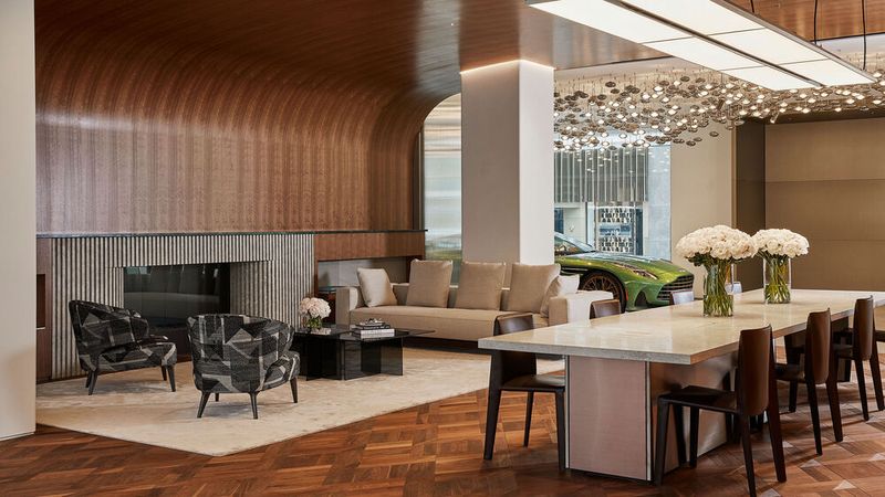 Das Ambiente im Q-Store ist britisch-modern. (Bild: Aston Martin)