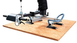 Mit dem Schlauchheber Force-Lift | 2 unterstreicht Aero-Lift im 30. Jahr des Bestehens nicht nur das Jubiläumsjahr, sondern einmal mehr die Kompetenz für die Entwicklung hilfreicher Hebezeuge, die Mitarbeitern Körperkräfte sparen und vor Überlastung schützen.  (Bild: Aero-Lift)