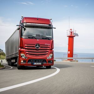 (Mercedes-Benz)