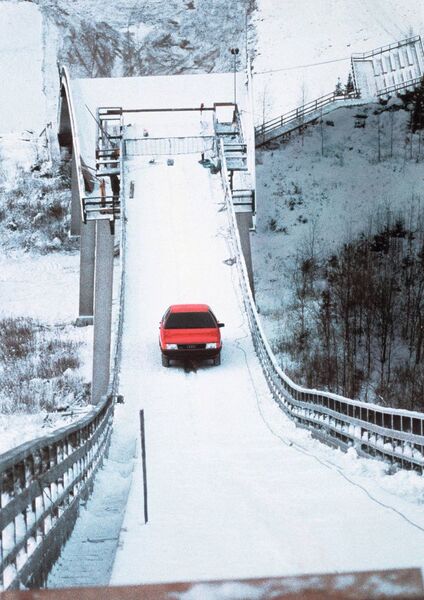 Den Vogel schoss Audi 1986 ab, als die Ingolstädter einen Audi 100 CS die schneebedeckte Ski-Sprungschanze in Kaipola, Finnland, mit 80 Prozent Steigung hinaufschickten, um die Quattro-Allradtechnik zu bewerben. (Audi)