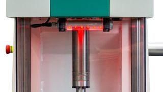 TOX Pressotechnik erweitert sein Programm an Standardpressen mit der Flexpress Compact, die ihre Parameter selbst im Blick hat, wie es heißt. Sie ist etwa für die Kleinstmontage konzipiert. Hier mehr Details zur Funktion und zum neuen Design. (Bild: TOX Pressotechnik)