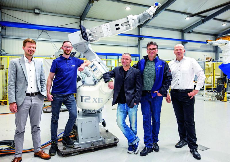 Die Roboterexperten von b+m rund um Bernd Käsmann (2.v.r.) neben dem Lackierroboter T2 X6 und zwischen Andres Oetken (l.), Beckhoff Branchenmanagement Prozessindustrie, und Michael Heumüller (r.), Beckhoff Vertriebsbüro Fulda  (Bild: Beckhoff)
