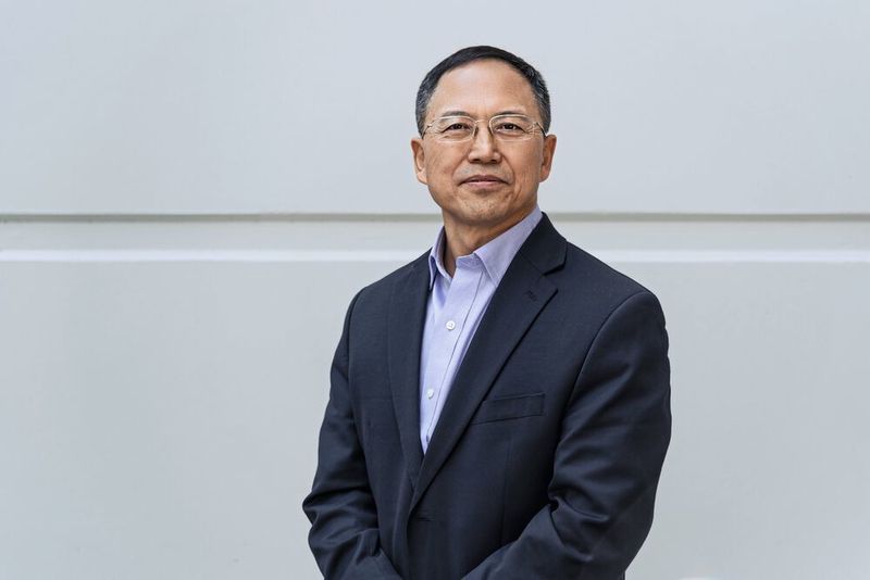 Als Vice President of Strategy and Vehicle Line Engineering wird Junwen Hou die technischen Teams von Karma leiten, darunter die Fertigung, Fahrzeugintegration, Entwicklung und Konstruktion. Hou kommt zu Karma von der Hybrid Kinetic Motors Corp, wo er als Senior Vice President für die Antriebsstrangentwicklung tätig war. Er hat Erfahrung in der Entwicklung von Batterien, Mikroturbinen-Range-Extendern, von EREV (Extended Range Electric Vehicle)- und BEV-Systemen für Personenkraftwagen. Hou berichtet an Kevin Pavlov, Karmas kürzlich ernannten COO. (Karma)