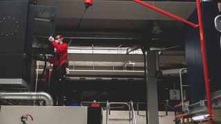 Der ABS Air Anchor bei der Maschinenwartung – Stahlklemmen ermöglichen eine einfache Montage am Träger. (Bild: ABS Safety)