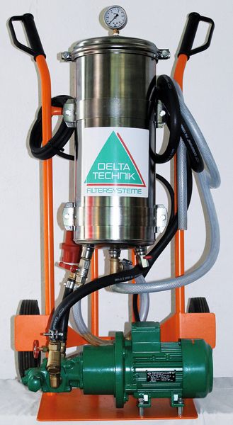 Bild 3: Die mobile Feinstfilteranlage des Typs M 1401 kann an die Fertigungsanlagen angedockt werden und sorgt so während des Betriebs für stets einsatzfähiges Schneidöl. (Bild: Delta Technik)