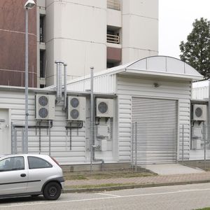 Gesamtansicht der Anlage von der Straßenseite.