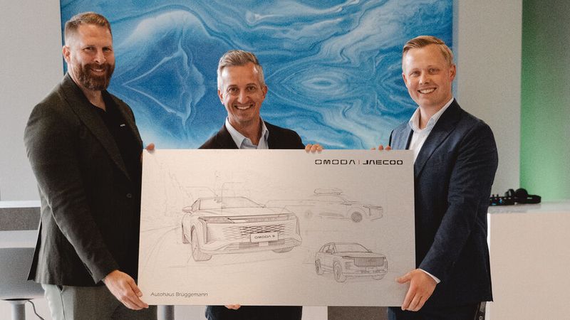 Freuen sich über den neuen Standort (v.li.): Benjamin Hopkins, Händlernetzentwickler Omoda & Jaecoo Deutschland, Michael Mandery, Vertriebschef Omoda & Jaecoo Deutschland und Autohaus-Chef Felix Brüggemann. (Bild: Sandra Bornhorst)
