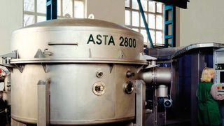 Mit dieser VDT-Beschichtungsanlage wurde der Hauptspiegel des größen Telekops der Welt – es steht auf der Kanareninsel La Palma – verspiegelt.  Bild: VDT Vakuumtechnik (Archiv: Vogel Business Media)