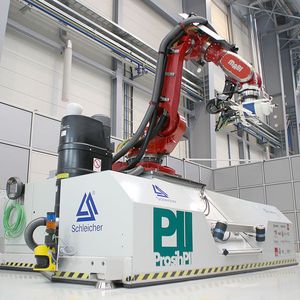 Mobiler CNC-Roboter für die Bearbeitung von CFK-Großstrukturen.