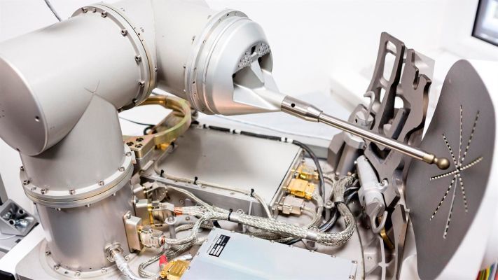 Roboter ROKVISS wurde bereits für fünf Jahre an der Außenseite der Internationalen Raumstation ISS eingesetzt. Sein Qualifikationsmodell am DLR Oberpfaffenhofen soll nun mit dem Kontur-2-Joystick von der ISS aus bedient werden. Das DLR-Institut für Robotik und Mechatronik entwickelte dafür den Joystick und die entsprechende Software. Dem Astronauten an Bord der ISS wird über den Joystick eine Kräfte-Rückmeldung gegeben. (DLR (CC-BY 3.0))