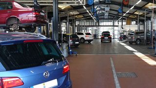 Laut einer Umfrage der Anwaltskanzlei ETL Voigt zeigt sich die Mehrheit der deutschen Kfz-Werkstätten zuversichtlich, die Corona-Krise ohne Insolvenz überstehen zu können. (Bild: Schreiner/»kfz-betrieb«)