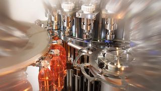 1 Als Anbieter in Sachen Systemtechnik  ... verknüpft Krones Maschinenbau, Anlagen-Know-how, Verfahrenstechnik, Mikrobiologie und Informationstechnik harmonisch miteinander. Bilder: 1,2,4a Krones (Archiv: Vogel Business Media)