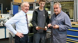 Erich Schmid gemeinsam mit Jakob Schmidt, Polymechaniker-Lehrling, und Ueli Graf, Leiter Lehrwerkstatt: «Das duale Ausbildungssystem ist einer der Schweizer Erfolgsfaktoren.» (Bild: M. Böhm)