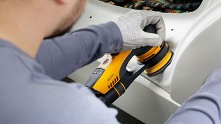 Schleifen, wo es eng zugeht – kein Problem für die Exzenterschleifer Deros 325 und 350 CV 77 mm von Mirka. (Bild: Mirka)