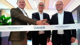 Obligatorisches Banddurchschneiden bei der Eröffnung der ersten Daher-Zentrale außerhalb von Frankreich (v.l.): Patrick Jeanroy (Daher SVP Services Operations), Didier Kayat (CEO Daher-Gruppe) sowie Maarten Muller (GF Daher Logistik und Daher Aerospace). (Bild: Andreas Laible)