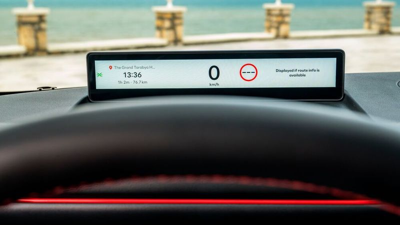 Auch das schmale Fahrerdisplay gefällt. Es sitzt weit vorne an der Windschutzscheibe, direkt im Blickfeld, und zeigt alle Fahrinformationen unaufgeregt und gut ablesbar. (Bild: Hyundai)