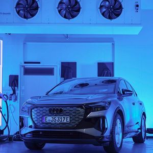 Um den Ladevorgang unter verschiedenen Bedingungen zu testen, gibt es Klimakammern.(Bild:  Autoren-Union Mobilität/Eon)