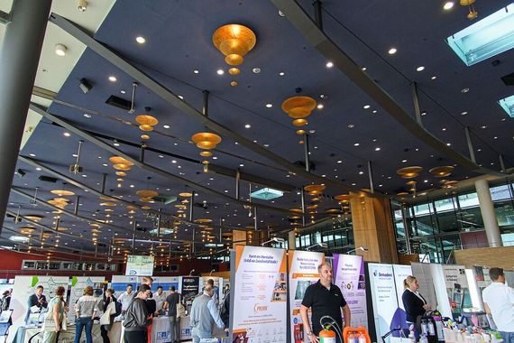 Die LAB-SUPPLY Dresden hat nicht nur die wahrscheinlich schönsten Deckenleuchten, sondern ist auch eine der größten LAB-SUPPLY-Messen in Deutschland.

 
Mehr Infos zu den kommenden LAB-SUPPLY-Messen finden Sie auf www.lab-supply.info (Bild: Stefan Stark)