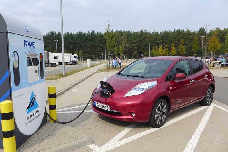 Der kompakte Nissan Leaf leistet 80 kW/109 PS und es gibt ihn in zwei Varianten: mit einer 24 kWh oder 30 kWh großen Batterie. Mit dem stärkeren Akku steigt die Reichweite auf 250 Kilometer. (Foto: Nissan)