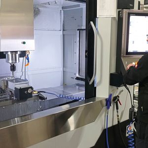 Der Bediener gibt einen Einblick in den Maschinenraum. Während der Bearbeitung muss er nicht eingreifen.(Bild:  Ingersoll)