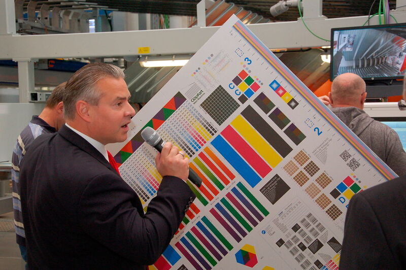 André Göpfert zeigt einen Wellpappenbogen, der bei der Maschinenabnahme durch einen Kunden als Probedruck entstanden ist. (Maienschein)