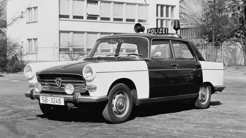 Trapezkünstler als Polizeifahrzeug: Pininfarina machte den 1960 lancierten Peugeot 404 zum Inbegriff des Trapezdesigns. (Bild: Peugeot)