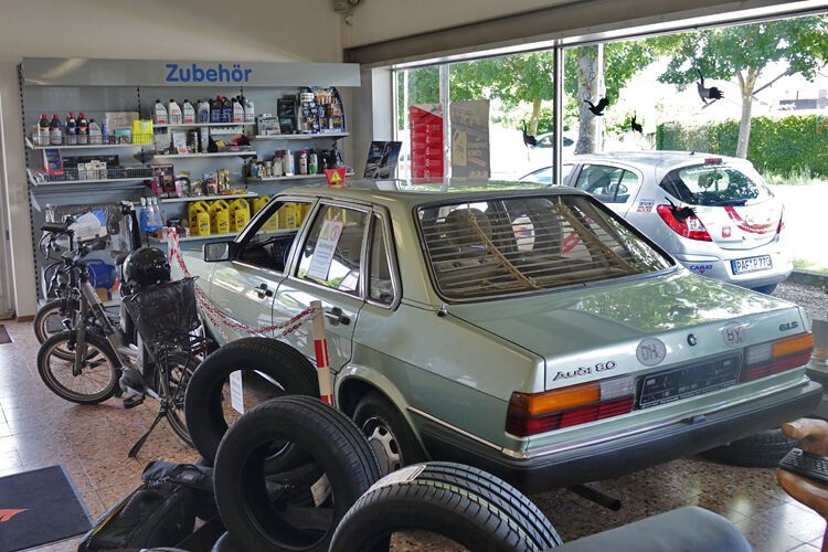 Ein Audi 80 in Verbindung mit Hochvoltwarnhinweise – was soll das bedeuten? Definitiv fährt der Klassiker nur mit Benzin. (Bild: Schreiner/»kfz-betrieb«)
