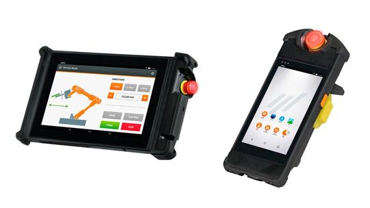 „M2Smart HMI10“ (10 Zoll, links) und „M2Smart HMI5" (5 Zoll, mit Zustimmtaste): Der Akku-Wechsel ist im laufenden Betrieb möglich, der Schiebemechanismus sorgt für einfachen Modulwechsel.(Bild:  ACE Elektronik)