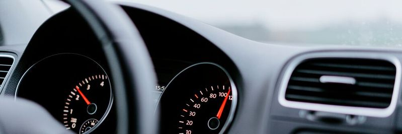 Die Entwicklung des Automatisierten Fahrens birgt noch große Herausforderungen, die durch KI angegangen werden.(Bild:  gemeinfrei / Unsplash)