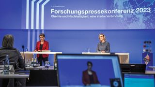 Dr. Melanie Maas-Brunner, Vorstandsmitglied und Chief Technology Officer bei BASF (l.), und Dr. Nina Schwab-Hautzinger, Corporate Communications & Government Relations, eröffnen die BASF-Forschungspressekonferenz 2023. (Bild: BASF SE / Marcus Schwetasch)