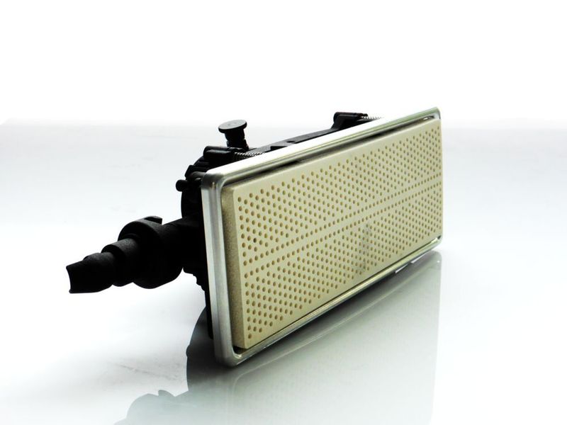 Jomatik stellt unter anderem einen Sauggreifer aus, der dank Herstellung im 3D-Druckverfahren  rund zwei Drittel leichter geworden ist als das Modell, welches auf herkömmliche Weise hergestellt wurde. Dank eines patentiertem Ventilsystems muss dabei nicht die gesamte Ansaugfläche belegt sein, um die volle Saugkraft zu entfalten. (Jomatik)