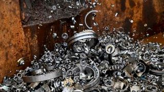 Geläutert! Später wird der Schrott aus Wälzlagerplagiaten in einem Stahlwerk eingeschmolzen. Somit finden die stählernen „Betrüger“ den Weg zurück in den Wertstoffkreislauf, wobei aus illegalen Fälschungen hoffentlich nur legale Produkte entstehen. (Bild: Schaeffler / B. Meyer)