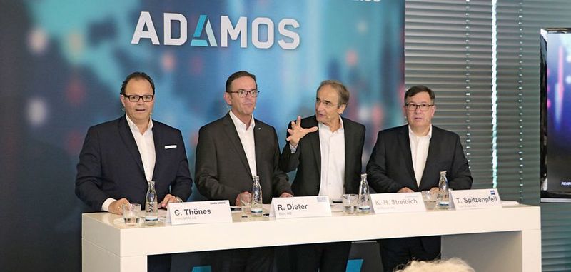 V.l.: Christian Thönes, Vorstandsvorsitzender der DMG Mori AG, Ralf W. Dieter, Vorstandsvorsitzender der Dürr AG, Karl-Heinz Streibich, Vorstandsvorsitzender der Software AG, und Thomas Spitzenpfeil, CFO und CIO der Zeiss-Gruppe. (Sonnenberg)