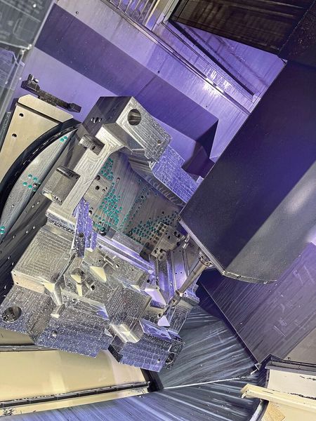 Hier sieht man die erste Formplatte bei der Schrupp- und Restmaterialzerspanung auf der 5-achsigen DMU 125 Monoblock. Bei dieser Hartbearbeitung kamen die neuen nanobeschichteten VHM-Fräser der EHHRE- und EHHBE-Reihe zum Einsatz.  (Bild: Moldino)