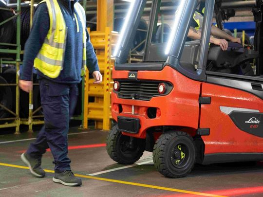 Erkennt der Linde Reverse Assist Radar während der Fahrt oder beim Anfahren ein Hindernis – ganz gleich, ob statisch oder beweglich –, bremst es den Stapler mit maximal 3 m/s² bis zum Stillstand ab.(Bild:  Linde MH)