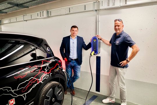 Jörg Lohr und Robert Klug an einer der 24 eBOXen mit je 22 kW Wechselstrom (AC).(Bild:  Heinemann)