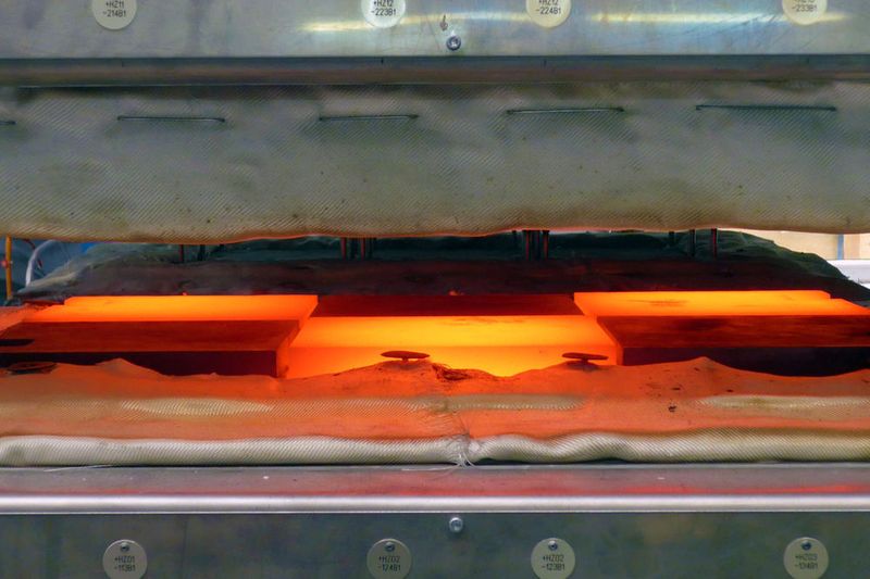 Vorabnahme der Kontakterwärmungsanlage bei der Schwartz GmbH. (Bild: Fraunhofer-IWU)