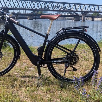 In Hamburg (Germany), Bosch eBike Systems showcased new systems for e-bikes, such as the Hub Line hub motor. On the uneven harbor grounds with a decent breeze, the new systems were put through their paces. (Image: Stefanie Eckardt)